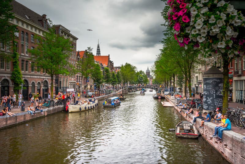 Amsterdam, con las flores y las bicicletas en los puentes sobre los canales, Holanda, Países Bajos