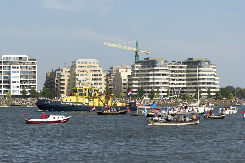 AMSTERDAM 23 DE AGOSTO: Desfile de barcos en la vela 2015 en Amsterdam imagen de archivo libre de regalías AMSTERDAM 23 DE AGOSTO: Desfile de barcos en la vela 2015 en Amsterdam imagen de archivo libre de regalías