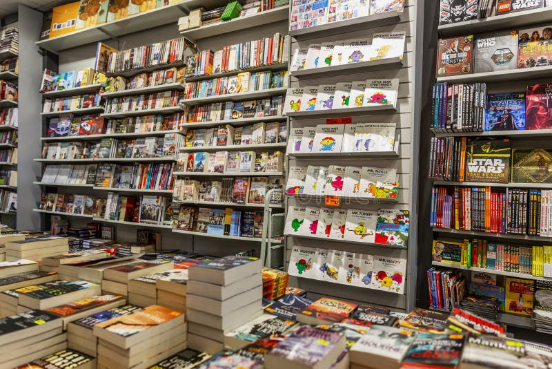 Amsterdam die Niederlande 10102019 : ein großes Sortiment von Büchern im Laden. Arrays der Literatur über den Regalen stockfoto