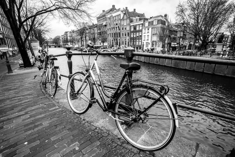 Amsterdam, die Niederlande - 26. Februar 2010: Fahrrad auf der Stra?e nahe Wasserkanal Fahrr?der sind sehr popul?rer Transport he stockfotos Amsterdam, die Niederlande - 26. Februar 2010: Fahrrad auf der Stra?e nahe Wasserkanal Fahrr?der sind sehr popul?rer Transport he stockfotos