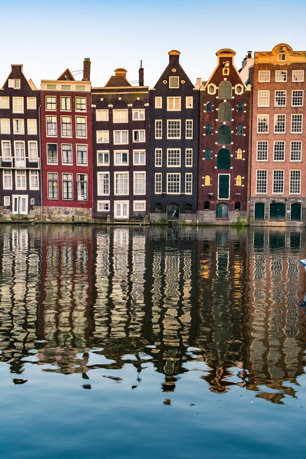 Amsterdam domy z kolorowymi fasadami przy Amstel rzeki kanałem obrazy royalty free Amsterdam domy z kolorowymi fasadami przy Amstel rzeki kanałem obrazy royalty free