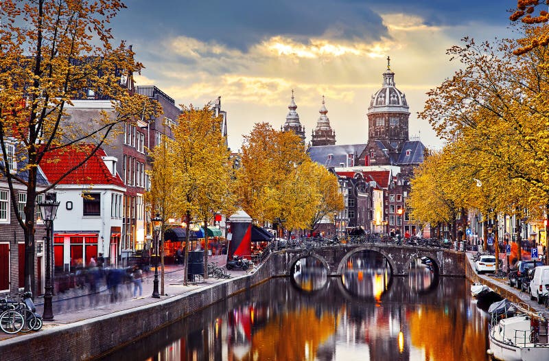 amsterdam holandie Jesień zmierzch w czerwone światło okręgu fotografia stock amsterdam holandie Jesień zmierzch w czerwone światło okręgu fotografia stock