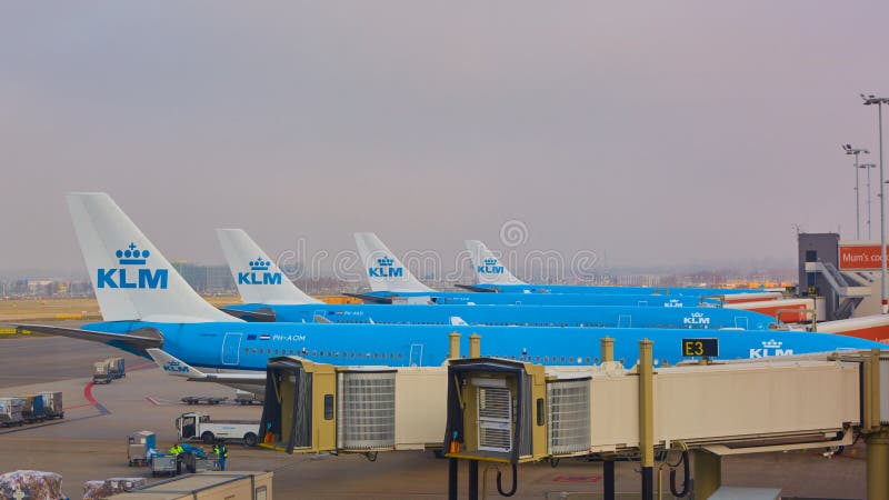 Amsterdam, holandie - Marzec 11, 2016: KLM samolot parkujący przy Schiphol lotniskiem zdjęcie royalty free Amsterdam, holandie - Marzec 11, 2016: KLM samolot parkujący przy Schiphol lotniskiem zdjęcie royalty free