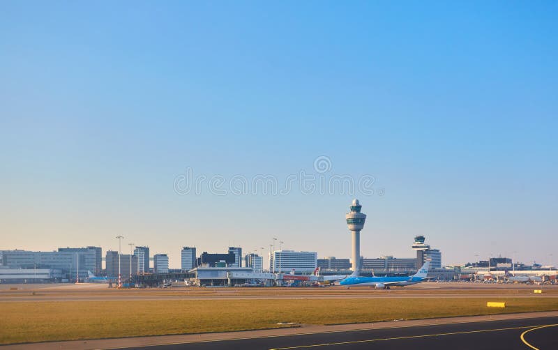 Amsterdam, holandie - Marzec 11, 2016: Amsterdam Lotniskowy Schiphol w holandiach AMS jest holandiami głównymi zdjęcie stock Amsterdam, holandie - Marzec 11, 2016: Amsterdam Lotniskowy Schiphol w holandiach AMS jest holandiami głównymi zdjęcie stock