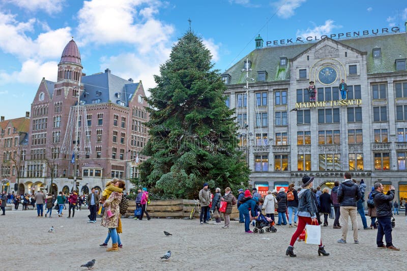 AMSTERDAM, holandie - STYCZEŃ 6, 2018: Grobelny kwadrat przy christma zdjęcia stock AMSTERDAM, holandie - STYCZEŃ 6, 2018: Grobelny kwadrat przy christma zdjęcia stock