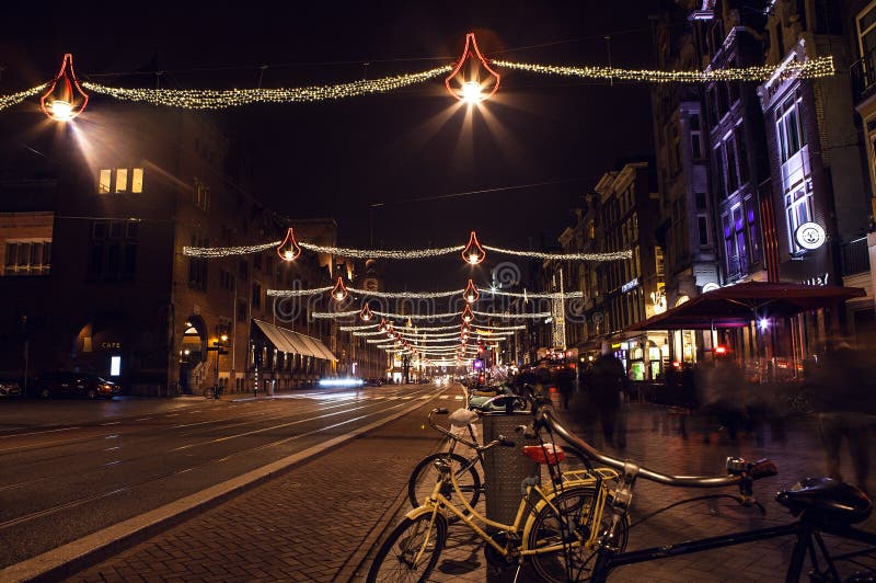 AMSTERDAM, holandie - STYCZEŃ 20, 2016: Nocy ulicy Amsterdam z zamazanymi sylwetkami passersby na Styczniu 20, 2016 wewnątrz obraz stock AMSTERDAM, holandie - STYCZEŃ 20, 2016: Nocy ulicy Amsterdam z zamazanymi sylwetkami passersby na Styczniu 20, 2016 wewnątrz obraz stock