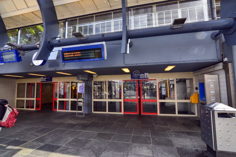 Amsterdam, Holland, August 2019 Eine U-Bahnstation an der Oberfläche Amstel Stopp M Logo auf blauem Hintergrund und Schiebetüren stockbilder Amsterdam, Holland, August 2019 Eine U-Bahnstation an der Oberfläche Amstel Stopp M Logo auf blauem Hintergrund und Schiebetüren stockbilder