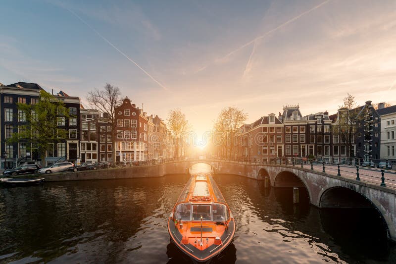 Amsterdam-Kanalkreuzschiff mit niederländischem traditionellem Haus I