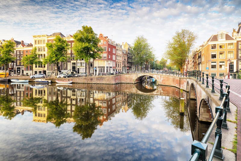 Amsterdam kanał mieści wibrujących odbicia, holandie, panora zdjęcie stock Amsterdam kanał mieści wibrujących odbicia, holandie, panora zdjęcie stock
