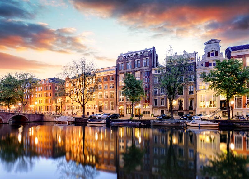 Amsterdam kanału domy przy zmierzchów odbiciami, holandie zdjęcia stock Amsterdam kanału domy przy zmierzchów odbiciami, holandie zdjęcia stock