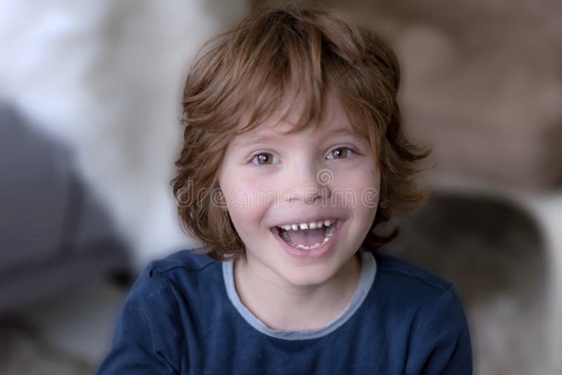 Amsterdam, les Pays-Bas, 28-4-2018, portrait d'un garçon de sourire large de sept ans, avec les yeux bruns et les cheveux bruns e photos stock Amsterdam, les Pays-Bas, 28-4-2018, portrait d'un garçon de sourire large de sept ans, avec les yeux bruns et les cheveux bruns e photos stock