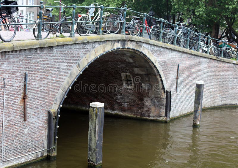 Amsterdam, los Países Bajos, canales de la ciudad, barcos, puentes y calles Ciudad europea hermosa y salvaje única