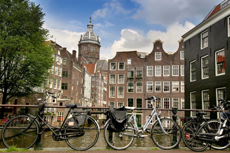 AMSTERDAM, NEDERLAND - 19 AUGUSTUS, 2015: Mening over Heilige Nich stock fotografie AMSTERDAM, NEDERLAND - 19 AUGUSTUS, 2015: Mening over Heilige Nich stock fotografie