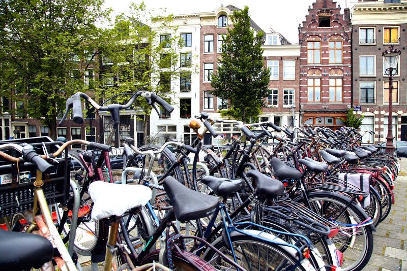 AMSTERDAM; NEDERLAND - 16 AUGUSTUS; 2015: Veel fietsen p stock afbeeldingen AMSTERDAM; NEDERLAND - 16 AUGUSTUS; 2015: Veel fietsen p stock afbeeldingen