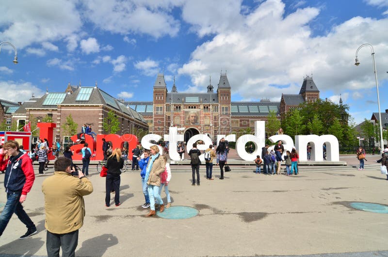 Amsterdam, Nederland - Mei 6, 2015: Toeristen bij het beroemde teken royalty-vrije stock foto's Amsterdam, Nederland - Mei 6, 2015: Toeristen bij het beroemde teken royalty-vrije stock foto's