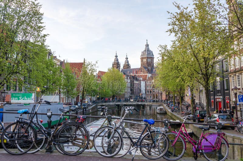 Amsterdam, Nederland - Mei 8, 2015: Toeristen bij Kerk van Sinterklaas in Amsterdam royalty-vrije stock afbeeldingen Amsterdam, Nederland - Mei 8, 2015: Toeristen bij Kerk van Sinterklaas in Amsterdam royalty-vrije stock afbeeldingen