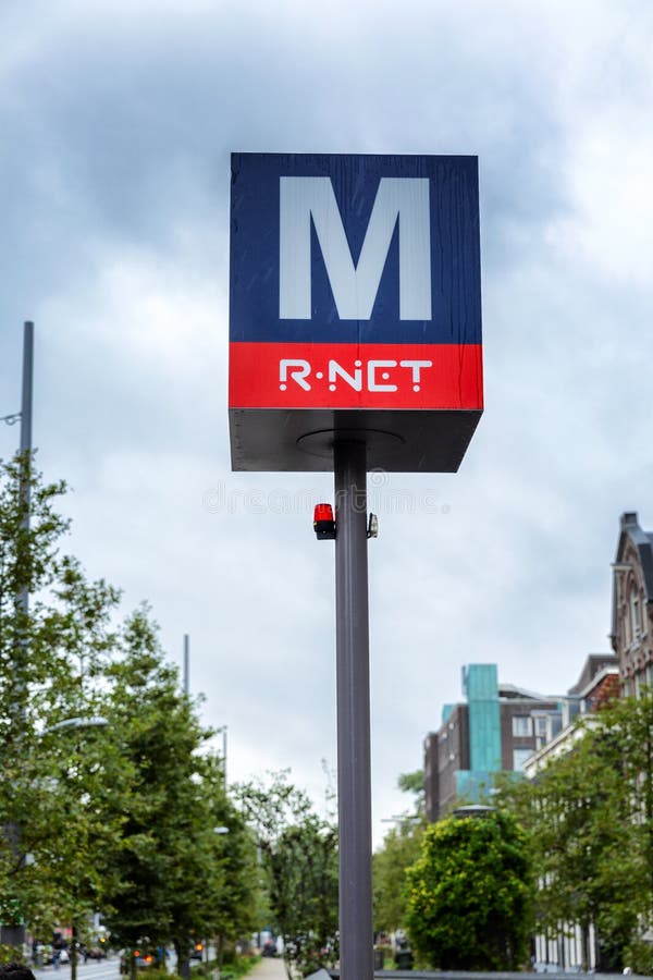 Amsterdam, Nederland, 10/11/2019: Metro-teken op een sombere hemel op een regenachtige dag royalty-vrije stock fotografie Amsterdam, Nederland, 10/11/2019: Metro-teken op een sombere hemel op een regenachtige dag royalty-vrije stock fotografie