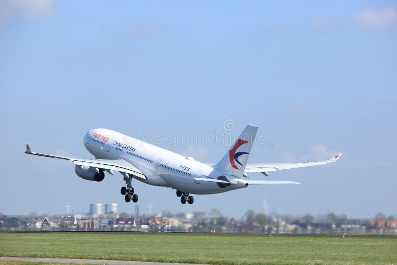 Amsterdam Nederländerna - April 2nd, 2017: B-5975 China Eastern Airlines arkivbild Amsterdam Nederländerna - April 2nd, 2017: B-5975 China Eastern Airlines arkivbild