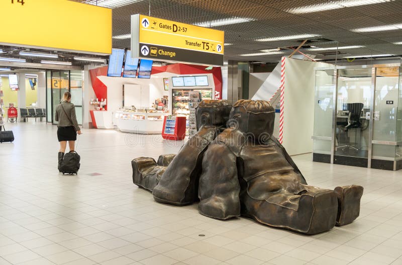 AMSTERDAM, NETHERLAND - 18 OTTOBRE 2017: Interno internazionale di Schiphol dell'aeroporto di Amsterdam con i passeggeri Area di fotografia stock AMSTERDAM, NETHERLAND - 18 OTTOBRE 2017: Interno internazionale di Schiphol dell'aeroporto di Amsterdam con i passeggeri Area di fotografia stock