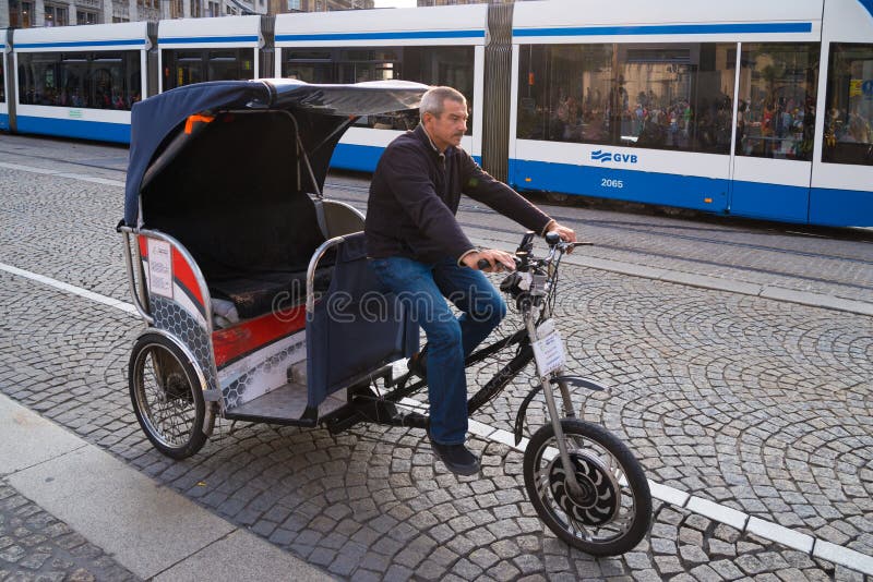 Hele tiden Spaceship Ungdom Bike taxi berlin germany editorial image. Image of road - 118878225