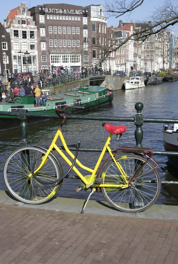 Fahren Sie Auf Die Brücke Auf Dem Kanal Von Amsterdam Rad