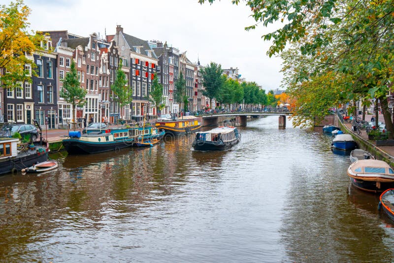 Amsterdam, Niderlandy - 15 10 2019: Domy taneczne nad rzeką Krajobraz Amstela w starym europejskim krajobrazie jesiennym obrazy stock Amsterdam, Niderlandy - 15 10 2019: Domy taneczne nad rzeką Krajobraz Amstela w starym europejskim krajobrazie jesiennym obrazy stock