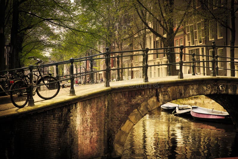 Amsterdam. Passerelle romantique images stock Amsterdam. Passerelle romantique images stock