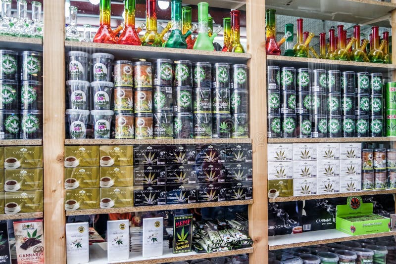 Amsterdam, Pays-Bas - 31 avril 2017 : La fenêtre d'un café expose une grande variété de produits de cannabis image stock Amsterdam, Pays-Bas - 31 avril 2017 : La fenêtre d'un café expose une grande variété de produits de cannabis image stock