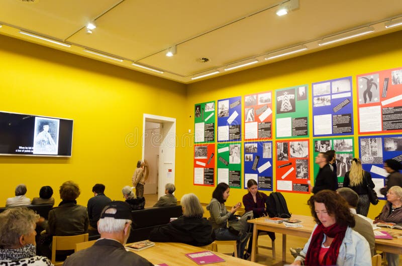 Amsterdam, Pays-Bas - 6 mai 2015 : Musée néerlandais de Stedelijk de visite de personnes images libres de droits Amsterdam, Pays-Bas - 6 mai 2015 : Musée néerlandais de Stedelijk de visite de personnes images libres de droits