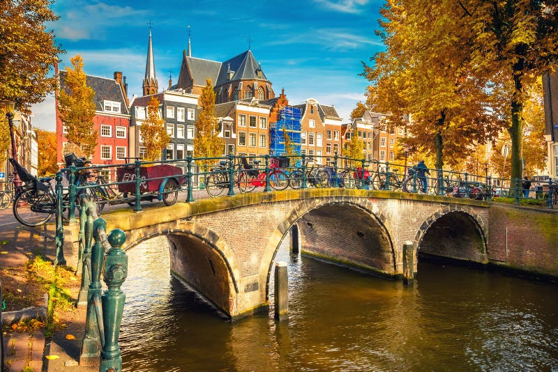 Amsterdam przy jesienią