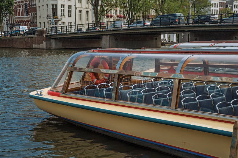 Amsterdam, północne holandie - Czerwiec 27, 2017 Turystyczne łodzie i most na szerokim kanale w słonecznym dniu przy Amsterdam obrazy royalty free Amsterdam, północne holandie - Czerwiec 27, 2017 Turystyczne łodzie i most na szerokim kanale w słonecznym dniu przy Amsterdam obrazy royalty free