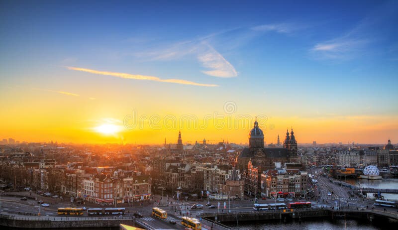 Sonnenuntergang stadtbild im aus aus, niederlande.