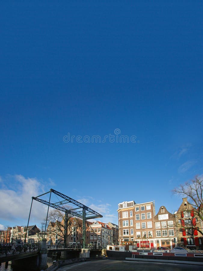 Amsterdamse architectuur en skyline in het vroege ochtendlicht stock afbeeldingen