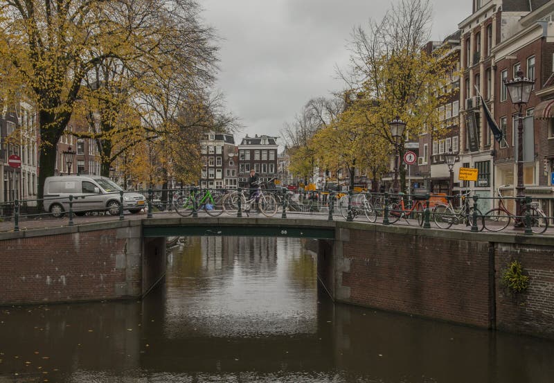 Amsterdão no outono, nos canais e nas ruas; um dia nebuloso fotografia de stock Amsterdão no outono, nos canais e nas ruas; um dia nebuloso fotografia de stock