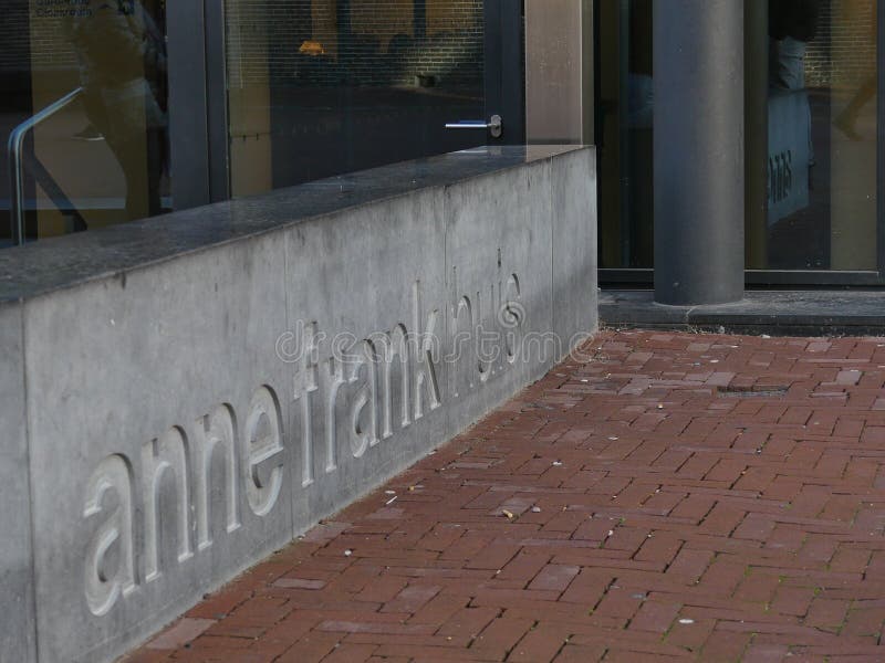 Amsterdão, Países Baixos - 12 de dezembro de 2018: A parede ao lado de Anne Frank House em Amsterdão fotografia de stock Amsterdão, Países Baixos - 12 de dezembro de 2018: A parede ao lado de Anne Frank House em Amsterdão fotografia de stock