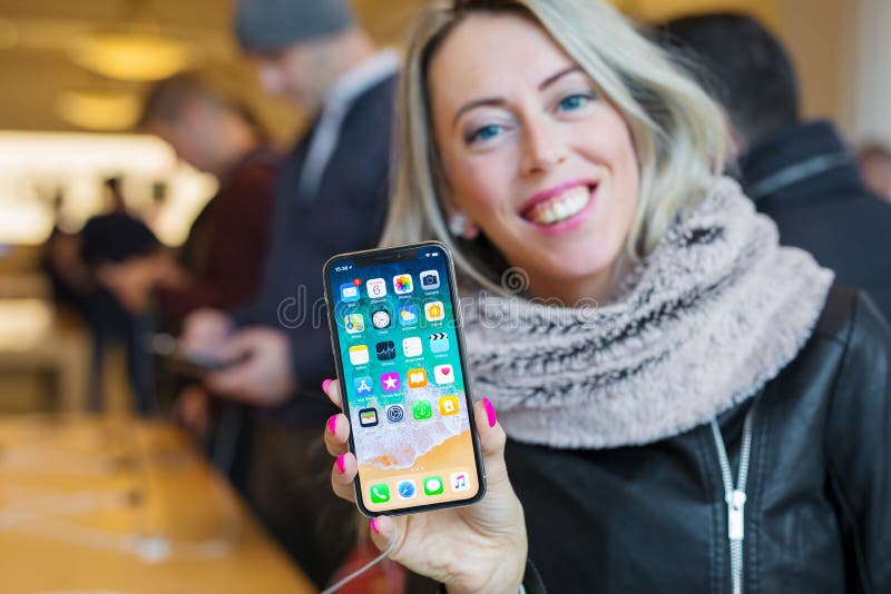 Amsterdão, Países Baixos Menina que mostra o iPhone X em Apple Store fotografia de stock Amsterdão, Países Baixos Menina que mostra o iPhone X em Apple Store fotografia de stock
