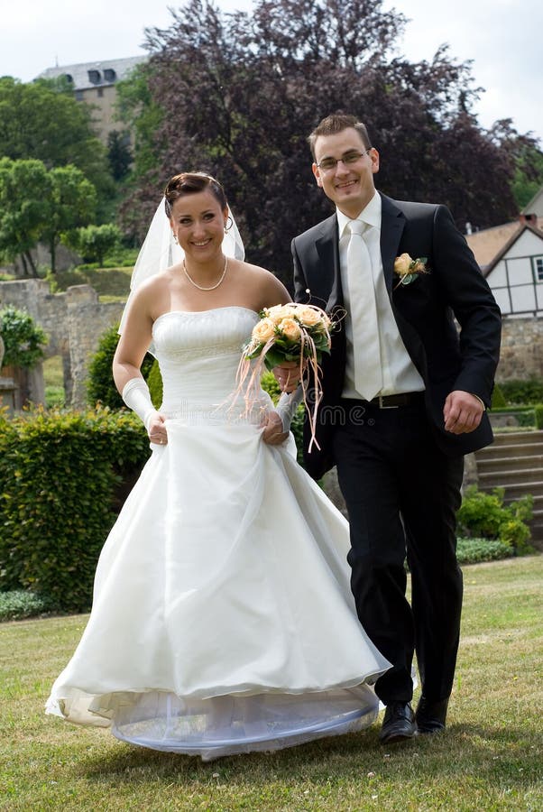 Amusement courant de couples de mariage photographie stock Amusement courant de couples de mariage photographie stock