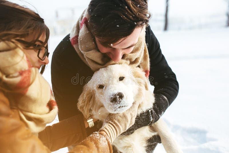 amusement de couples ayant des jeunes de l'hiver de stationnement photo stock amusement de couples ayant des jeunes de l'hiver de stationnement photo stock