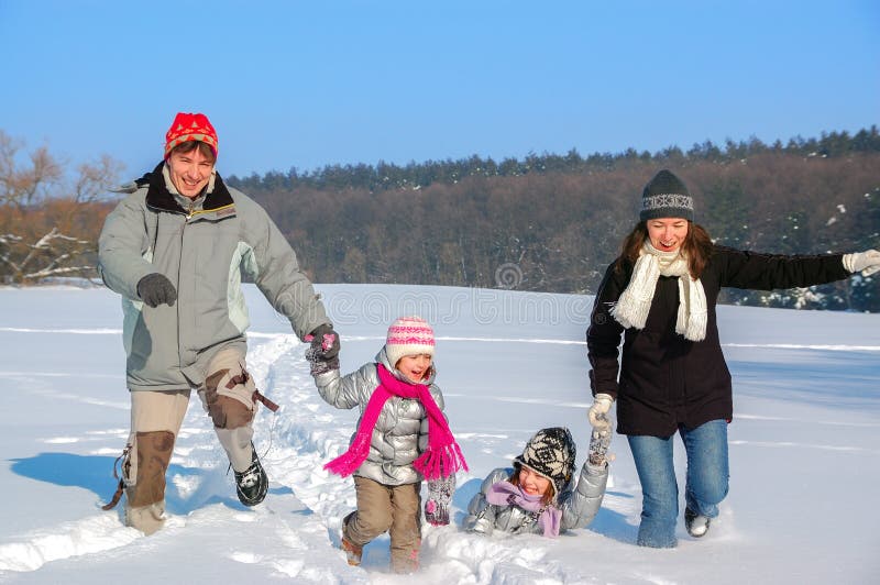 Amusement heureux de l'hiver de famille à l'extérieur photos libres de droits Amusement heureux de l'hiver de famille à l'extérieur photos libres de droits