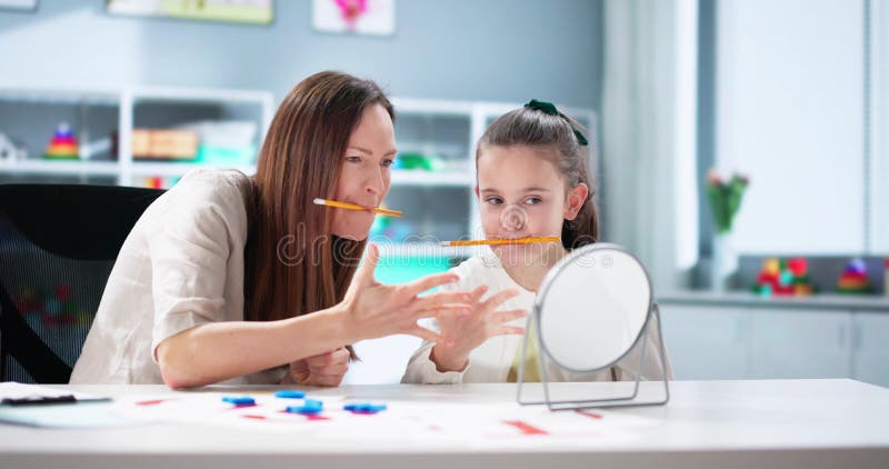 Amélioration des compétences motrices orales grâce à la thérapie vocale image libre de droits