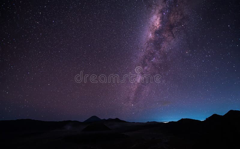 Aménagez en parc avec la galaxie de manière laiteuse au-dessus du volcan Gunung de Bromo de bâti image stock Aménagez en parc avec la galaxie de manière laiteuse au-dessus du volcan Gunung de Bromo de bâti image stock