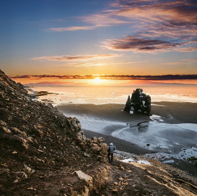 Aménagez Hvitserkur en parc en Islande, hausse de déplacement de jeunes vers le bas de la falaise à la plage noire de sable dans photographie stock libre de droits Aménagez Hvitserkur en parc en Islande, hausse de déplacement de jeunes vers le bas de la falaise à la plage noire de sable dans photographie stock libre de droits