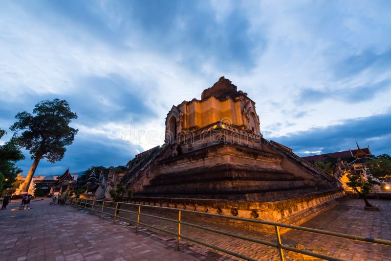 Aménagez la vue en parc de la pagoda très grande chez Wat Jedi Luang, Chiangmai, Thaïlande dans le temps crépusculaire