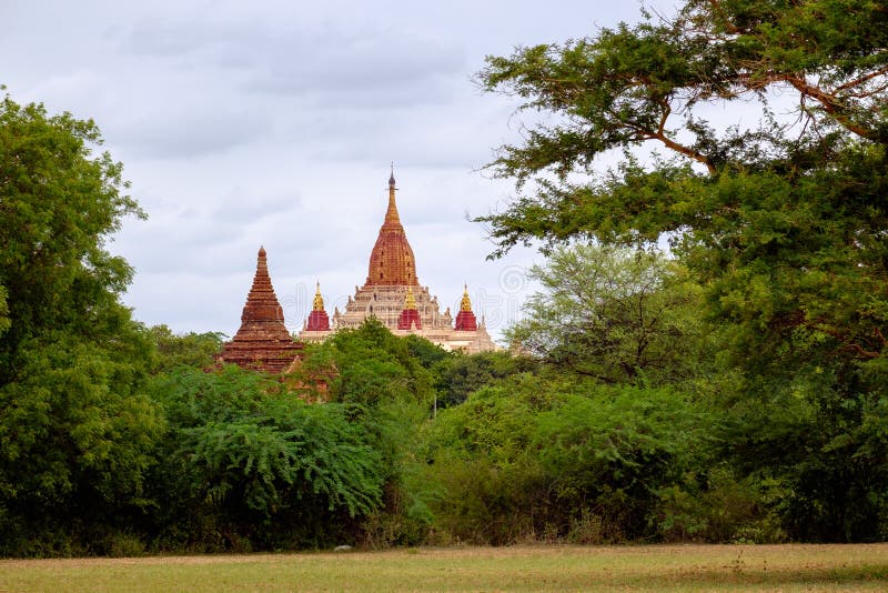 Aménagez la vue en parc du temple antique d'Ananda dans vieux Bagan, Myanmar
