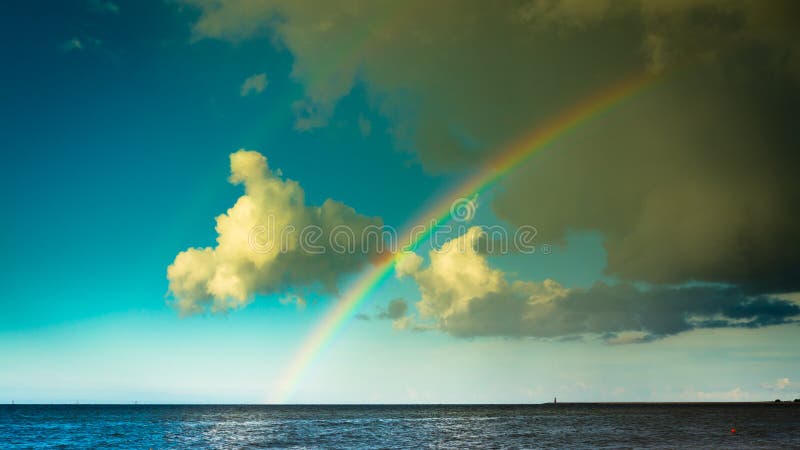 Aménagez la vue en parc sur le ciel nuageux avec l'arc-en-ciel coloré en mer ou l'océan extérieur weather photographie stock Aménagez la vue en parc sur le ciel nuageux avec l'arc-en-ciel coloré en mer ou l'océan extérieur weather photographie stock