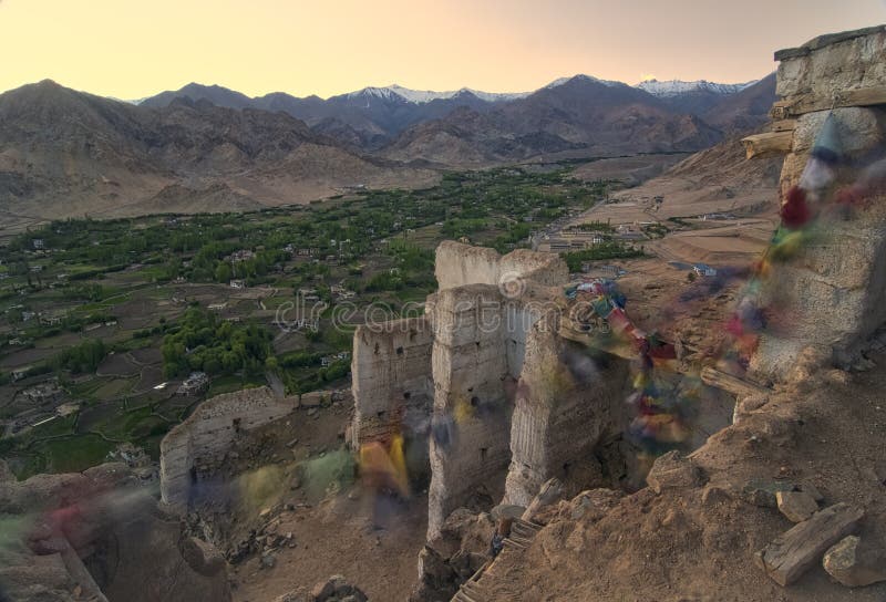 Aménagez les montagnes en parc avec la lumière du soleil avant coucher du soleil dans le ladakh de Leh images stock Aménagez les montagnes en parc avec la lumière du soleil avant coucher du soleil dans le ladakh de Leh images stock