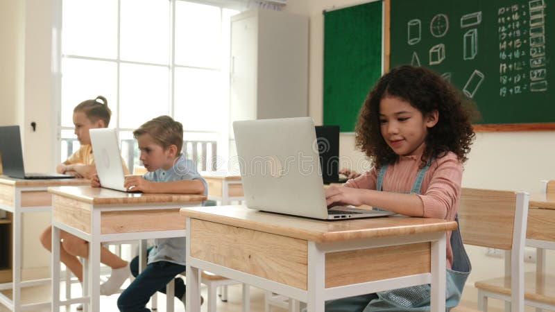 Américaine apprendre à l'invite pendant que l'étudiant est assis en classe. pédagogie. photo libre de droits