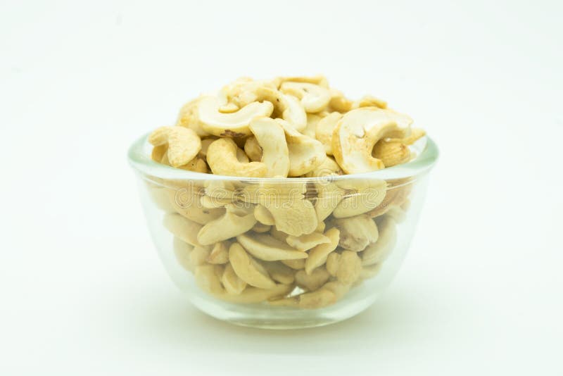 Amêndoa crua na bacia de vidro, no branco imagem de stock royalty free