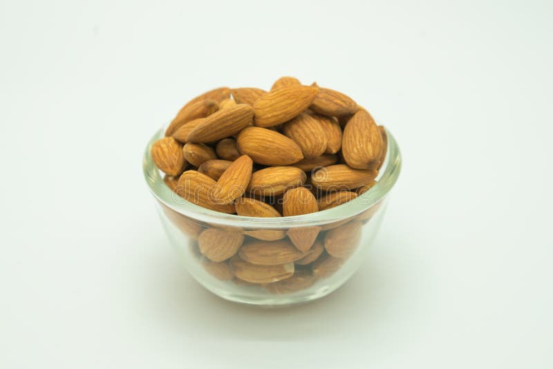 Amêndoa de Brown no copo de vidro fotos de stock
