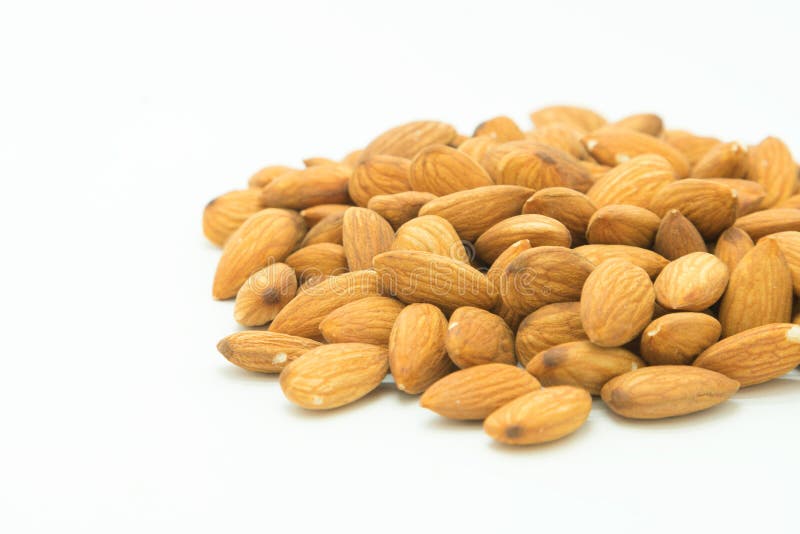 Amêndoa marrom crua fresca no branco imagem de stock